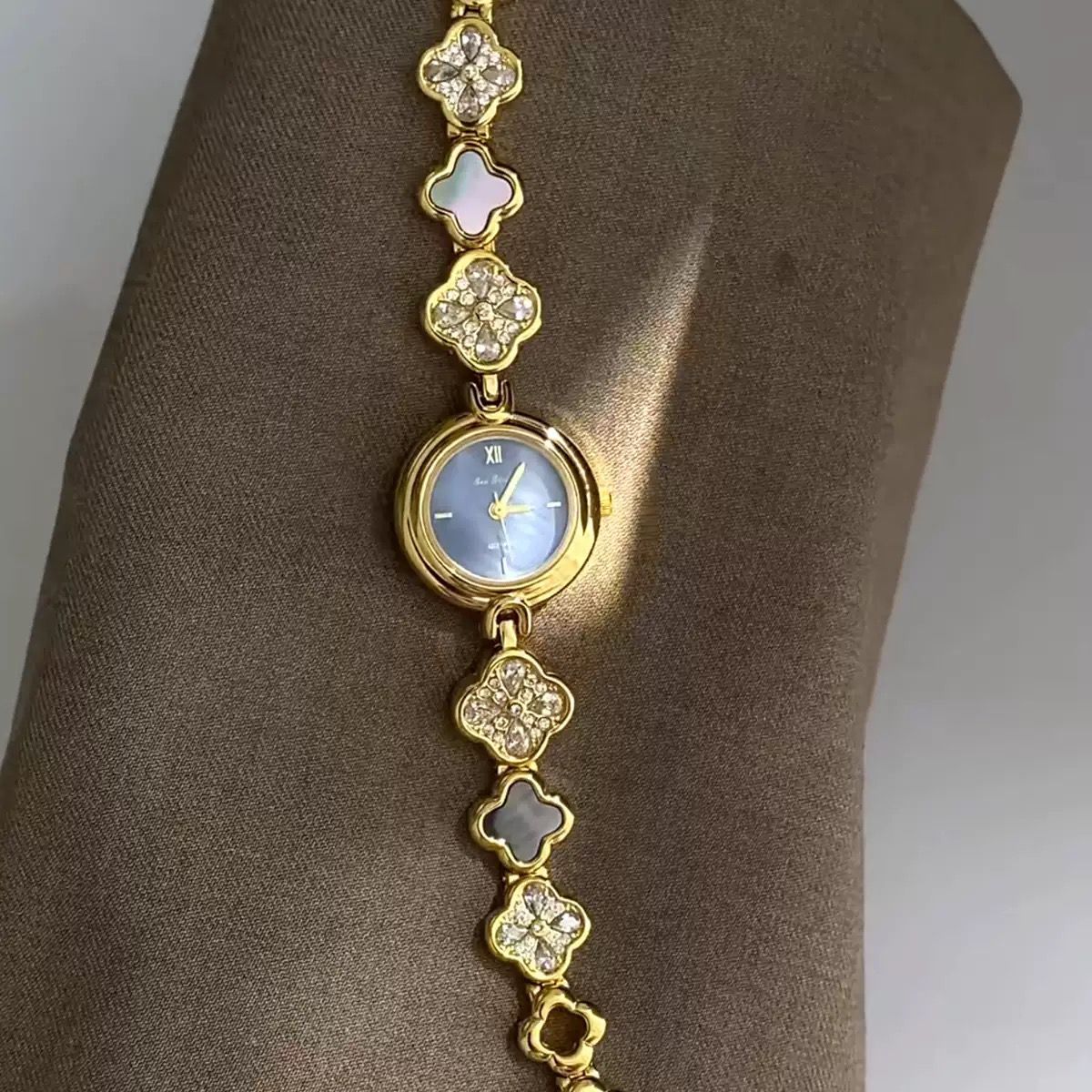 Grey Clover Pearl Watch